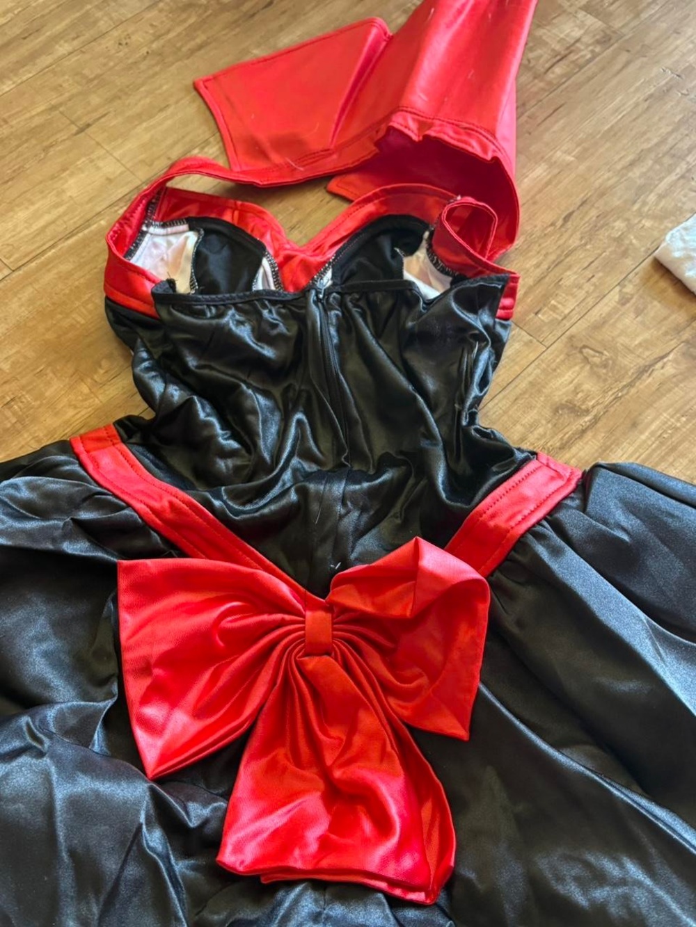 Queen of Hearts Costume - Picture 2 of 3